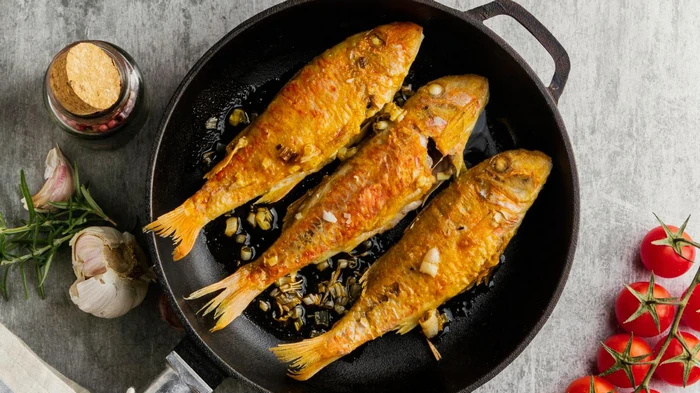 Зачем перед жаркой натирать рыбу сахаром: этот трюк вас удивит