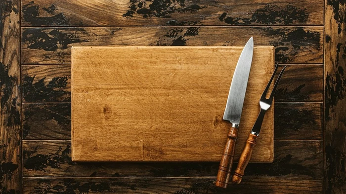 Что категорически запрещено резать на деревянной доске: 5 опасных продуктов