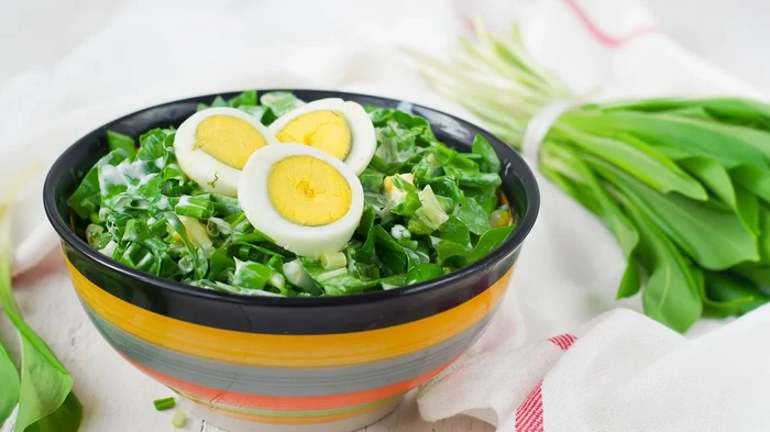 Салат из черемши тунца яиц и сыра: сезонный рецепт