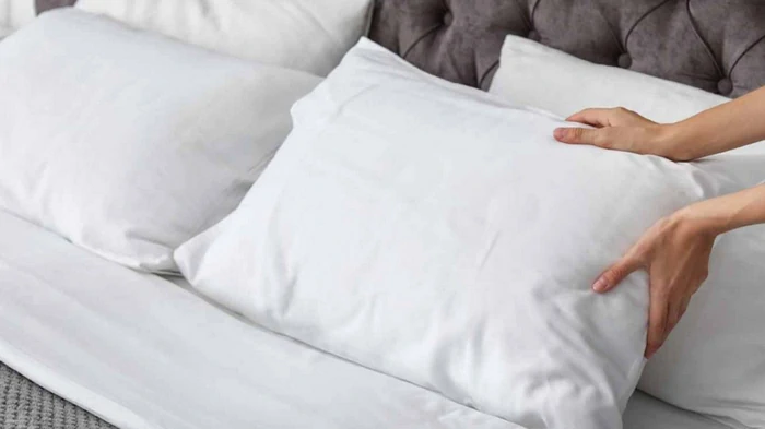 Пожелтевшие простыни и подушки можно отбелить соком: какой нужен и как использовать