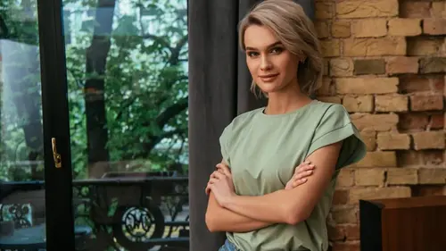 Скрещенные руки: психолог рассказала, почему это не всегда свидет...