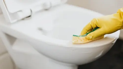 Просто насыпьте это в унитаз на ночь — и пятна исчезнут сами: проверенный способ без химии