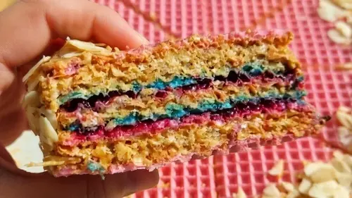 Вафельный торт с вареной сгущенкой и смородиной — простой рецепт ...