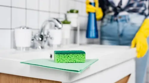 Опытные хозяйки отрезают уголок губки для посуды: как это помогае...