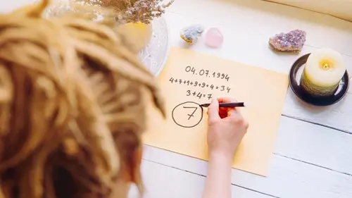 Стальной характер и мудрость: какие числа рождения делают женщину опор...