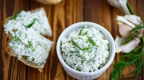 Творожная намазка с зеленью и чесноком: рецепт закуски, на приготовлен...