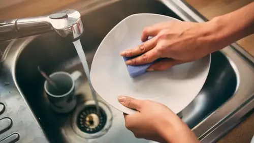 Надо ли вытирать посуду после мытья: что будет, если оставлять ее мокр...