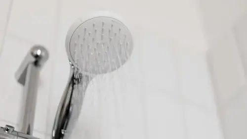 Почему люди все чаще отказываются от душа и полезно ли это