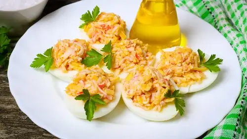 Яйца фаршированные крабовыми палочками и сыром: рецепт праздничной зак...