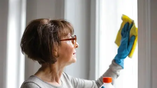 Почему на окнах остаются разводы и как их избежать: действенные советы для уборки