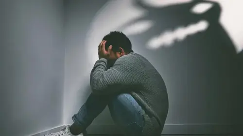 Почему люди боятся темноты: эволюционный биолог раскрыл тайну нашего в...