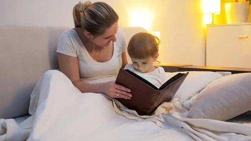 Сказки на ночь для детей: почему это полезно и какие стоит почитать