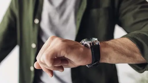 Люди, которые носят наручные часы в эпоху смартфонов, делают это неспр...