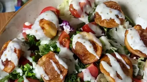 Салат с жареными пельменями — оригинальный рецепт, который покоряет соцсети