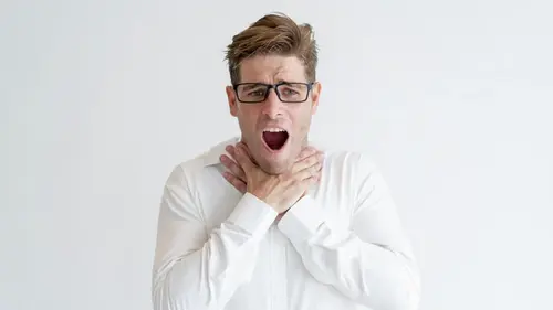 Что делать, если вы подавились, а никого нет рядом — техника самопомощ...