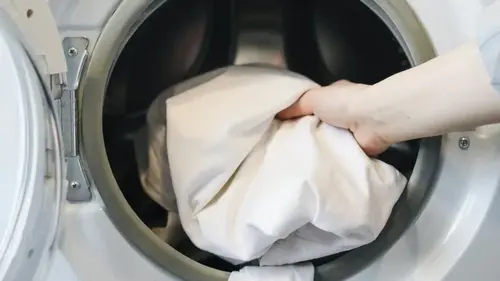 При какой температуре стирать белые вещи, чтобы они оставались яркими ...