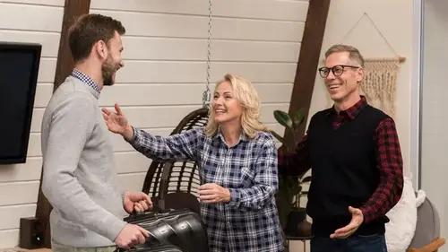 Когда лучше не ходить в гости, даже если просят: народные приметы, которые не стоит игнорировать