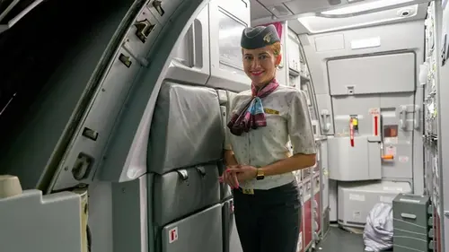 Почему бортпроводники садятся на ладони в самолете: раскрыта причина с...