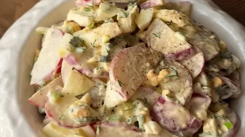 Как приготовить весенний салат с редиской