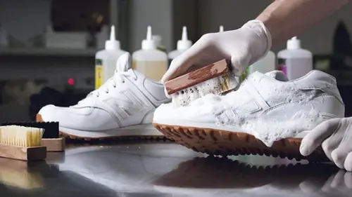 Как вернуть белизну кроссовкам в домашних условиях: эксперты назвали т...
