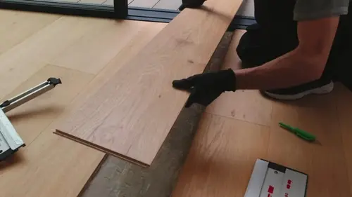 Как спасти вздувшийся паркет с помощью утюга: неожиданный лайфхак