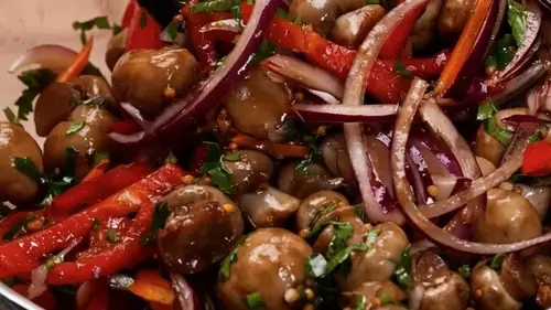 Маринованные шампиньоны с овощами — рецепт закуски, которая исчезает со стола первой