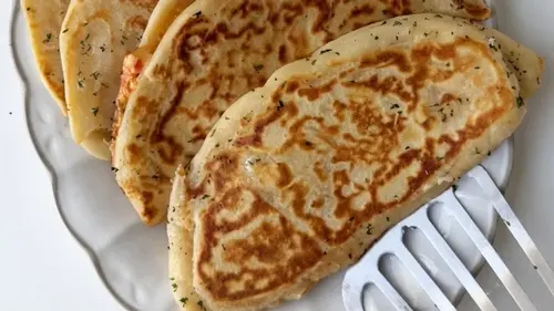 Чебуреки с курицей, сыром и сливочным соусом — рецепт домашнего блюда