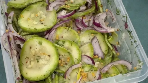 Маринованные кабачки: простой рецепт летней закуски