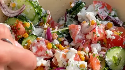 Рецепт трендового овощного салата с запеченной кукурузой