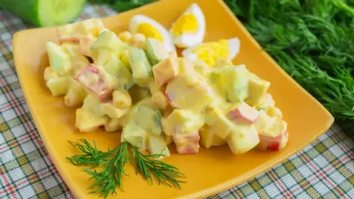 Салат с крабовыми палочками, яйцом, кукурузой и свежим огурцом: к...