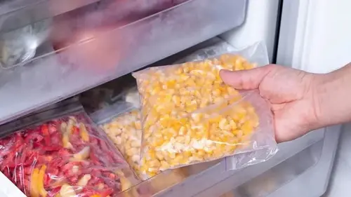 Какие продукты нельзя хранить в морозилке, потому что испортятся, но их почему-то туда кладут