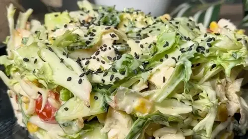 Салат с курицей: рецепт легкого и питательного блюда