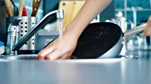 Два кухонных продукта могут очистить кастрюли и сковородки: об эт...