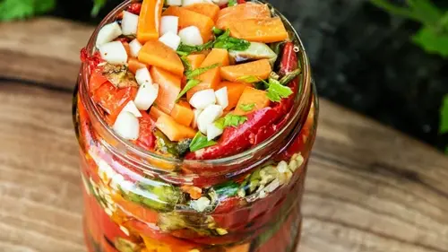 Быстрые маринованные кабачки с болгарским перцем чесноком и зеленью: рецепт полезной закуски