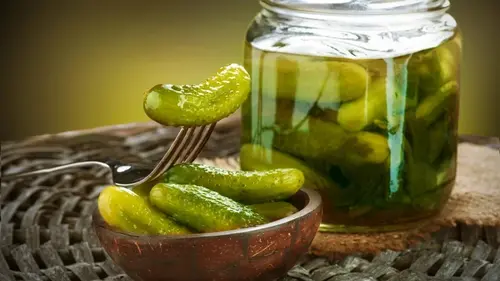 Почему маринованные огурцы не получаются хрустящими: эксперты назвали главную ошибку