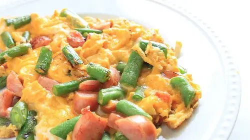 Омлет со стручковой фасолью помидорами и сосисками: отличная идея для ...