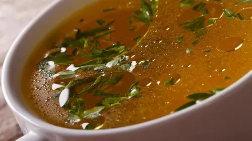 Бульон не стоит варить только на одном мясе: какое сочетание дает лучш...