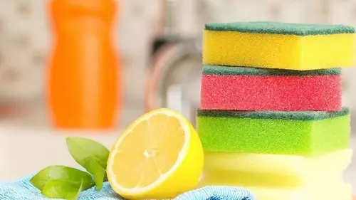 Зачем поливать кухонные губки уксусом: лайфхак, который решит кучу проблем