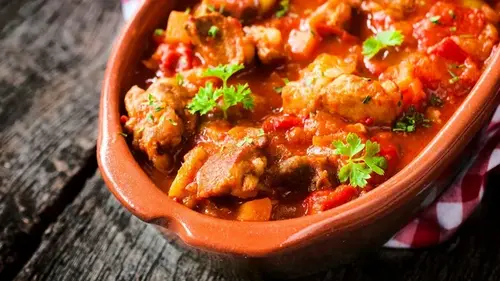 Свинина тушеная с овощами в томатном соусе: рецепт вкусного горячего блюда