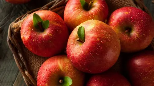 Не всегда получается красивым, зато очень вкусным: простой десерт из яблок