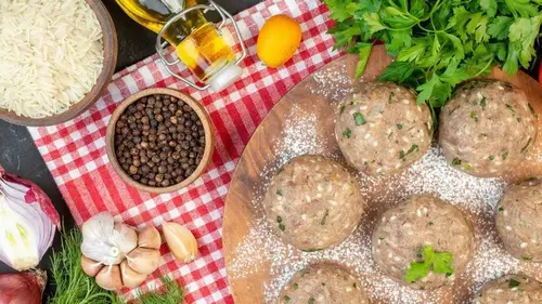 Можно ли замораживать фарш с луком, солью и специями: сколько он храни...