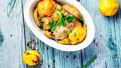 Куриное филе тушеное с айвой в соевом соусе: рецепт вкусного горячего ...