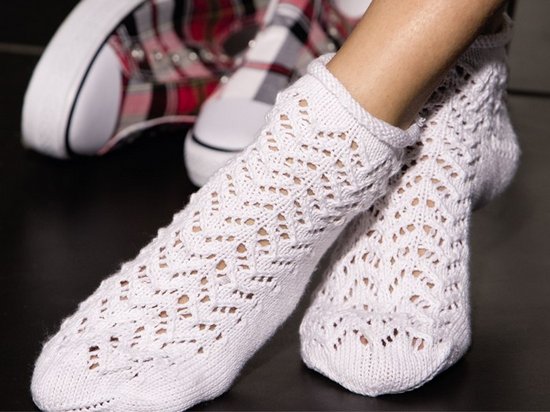 Как вязать женские носки спицами?