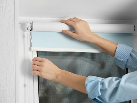 Как почистить рулонные шторы?