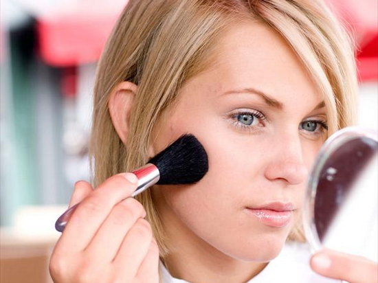 Секреты макияжа: как скрыть следы усталости