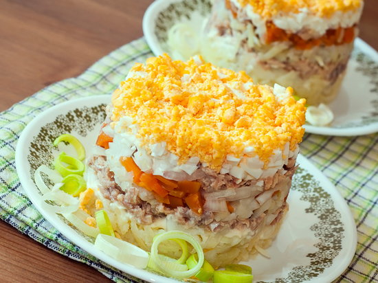 Как приготовить и как подать самый весенний салат — «Мимозу» (рецепт)