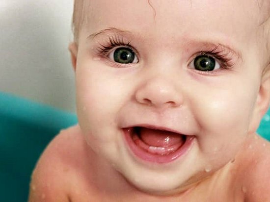 Сколько времени лезет первый зуб у ребенка