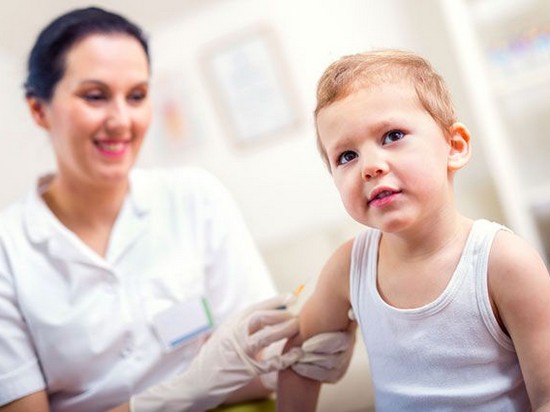 Реакция или осложнения. Опасно ли делать прививки ребёнку?