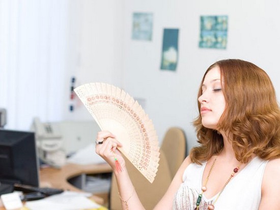 Как бороться с жарой в офисе?