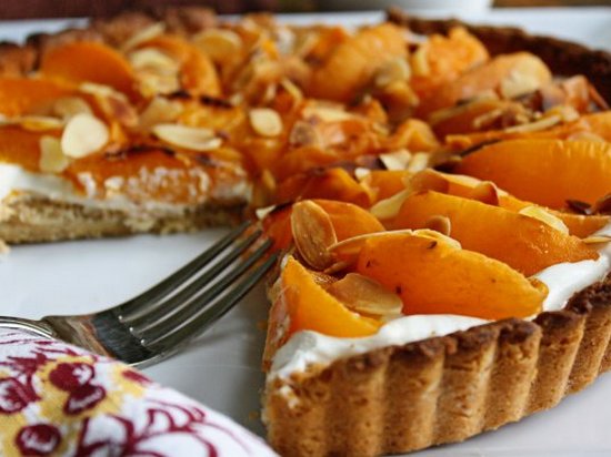 Кростата с абрикосами и миндалем (рецепт)